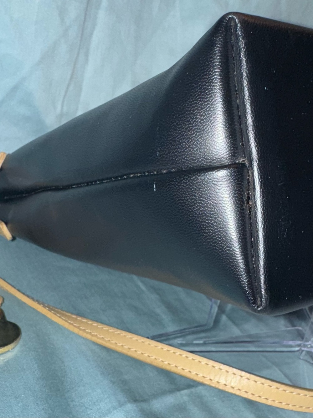 Dooney & Bourke Black & Tan Leather Shoulder Bag with Logo Medallion & Hang Tag - Picture 7 of 16